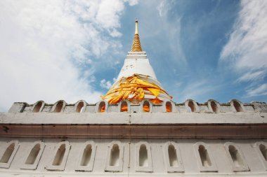 SONGKHLA, THAILAND -09 Mayıs 2012: Tayland 'ın Songkla kentindeki Tangkouan Tepesi' nde bulunan Beyaz Pagoda Tapınağı