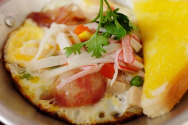 Hindiçin tavada yumurta, ev yapımı malzemeler ve Tayland 'da tereyağlı tost.