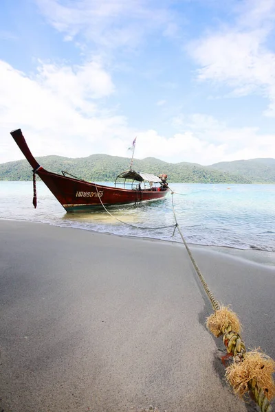 2012年5月8日 タイのサトル県のコリペ島にあるアンダマンブルーの海で輸送観光客のための木製の伝統的なロングテールボート — ストック写真