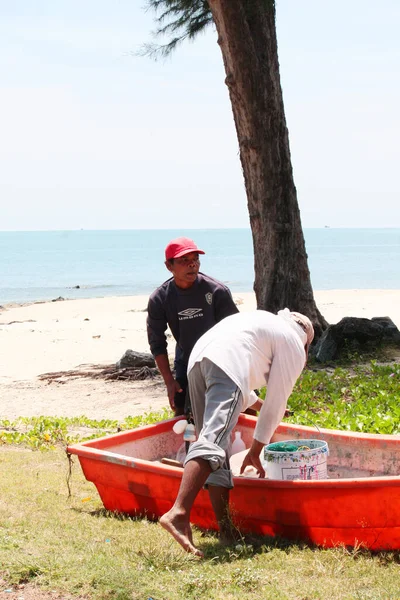 Songkhla Thailand Maj 2012 Fiskare Som Transporterar Röda Plastbåtar Uppe — Stockfoto