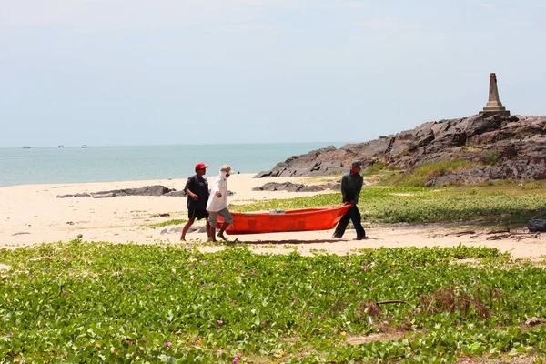 Songkhla Thailand Maio 2012 Pescadores Carregando Barcos Plástico Vermelho Praia — Fotografia de Stock