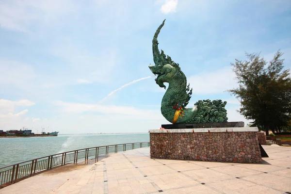 Songkhla Tailandia Mayo 2012 Estatua Naga Verde Phaya Nak Arroja —  Fotos de Stock