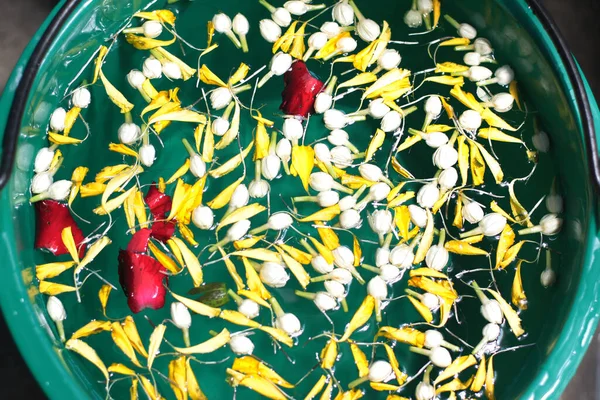 Yeni atanmış Budist keşiş için tatlı su üzerinde yasemin ve gül çiçekleri Tayland 'da papaz alayıyla ya da Songkran günü festivaliyle dua edin.