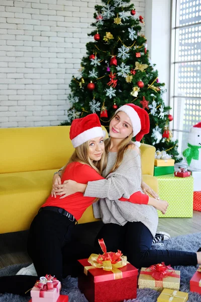 Teenage Gülüşü Kafkasyalı Birkaç Kız Arkadaş Noel Partisinde Büyük Hediye — Stok fotoğraf