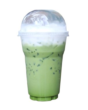 Taze buzlu Matcha yeşil sütlü latte beyaz arka planda izole edilmiş uzun plastik bardakta.