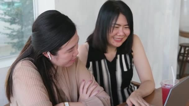 Улыбающаяся Пара Азиатской Женщины Является Товарищем Дружбе Онлайн Покупки Социальных — стоковое видео