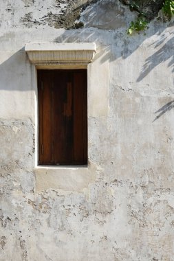 Tayland 'ın Bangkok şehrinde duvarda yeşil sarmaşık ve sarmaşık örtüsü ile dekore edilmiş grunge beton duvardaki deliklerin klasik ahşap girişi. Dikey Fotoğraf