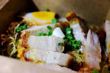 Tayland sokak yemeklerinde karton kutuda taze kızarmış domuz eriştesi.