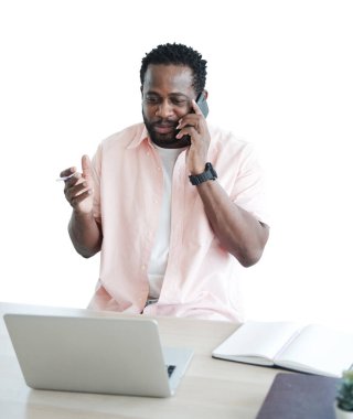 Beyaz arka planda kırpma yolu ile izole edilmiş dizüstü bilgisayarla çevrimiçi çalışmak için akıllı telefon kullanan ve konuşan Afro-Amerikalı işadamı