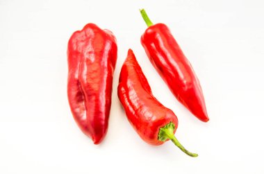 Beyaz arka planda kırmızı kırmızı kırmızı biber.