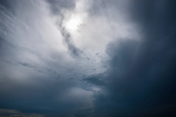 Тёмные Грозовые Тучи Голубом Небе — стоковое фото