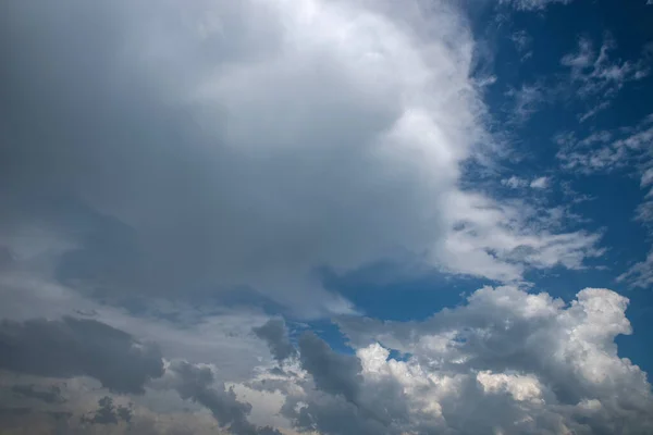 Dunkle Gewitterwolken Blauen Himmel — Stockfoto