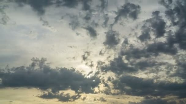 Sötét Felhők Rohannak Napba Bezárják Kinyitják Nap Sugarai Megjelennek — Stock videók