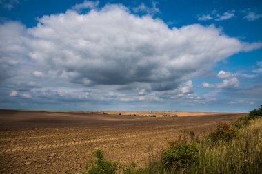 Parlak bulutlu bir gökyüzü. Güneşli noktalar.