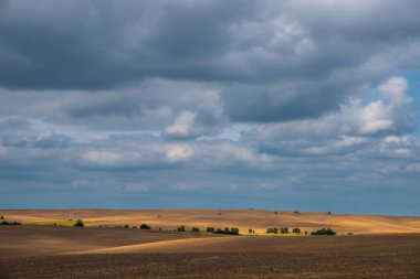 Parlak bulutlu bir gökyüzü. Güneşli noktalar.