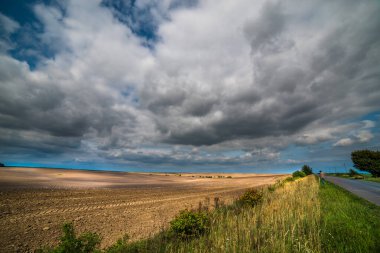 Parlak bulutlu bir gökyüzü. Güneşli noktalar.