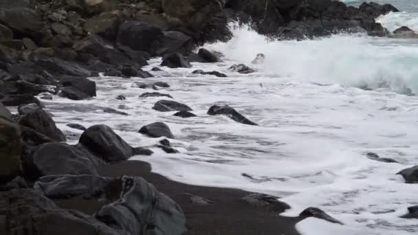 Ondas Mar Correm Sobre Blocos Escuros Pedra Molhada Surf Com — Vídeo de Stock