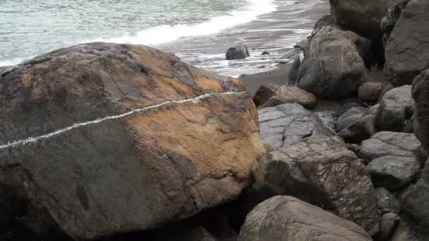 Rocas Rojas Primer Plano Las Olas Del Mar Corren Sobre — Vídeos de Stock