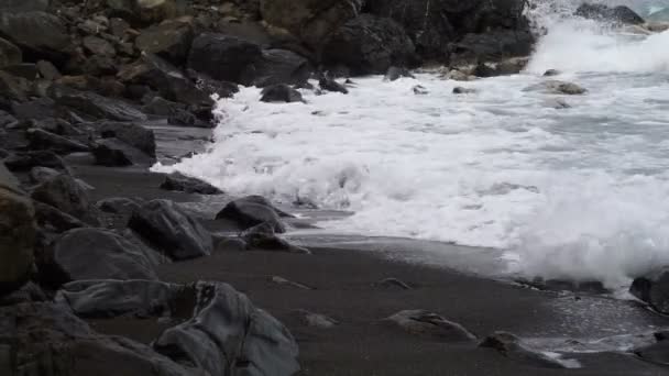 Ondas Mar Correm Sobre Blocos Escuros Pedra Molhada Surf Com — Vídeo de Stock
