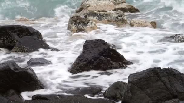 Las Olas Del Mar Corren Sobre Oscuros Bloques Húmedos Piedra — Vídeos de Stock