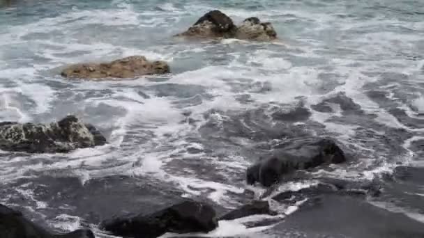 Ondas Mar Correm Sobre Blocos Escuros Pedra Molhada Surf Com — Vídeo de Stock