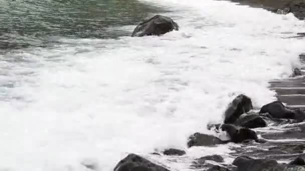 Морські Хвилі Бігають Темні Мокрі Блоки Каменю Серфінг Піною — стокове відео