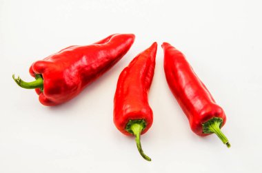 Beyaz arka planda kırmızı kırmızı kırmızı biber.
