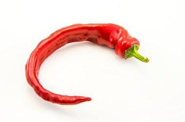 Beyaz arka planda kırmızı kırmızı kırmızı biber.