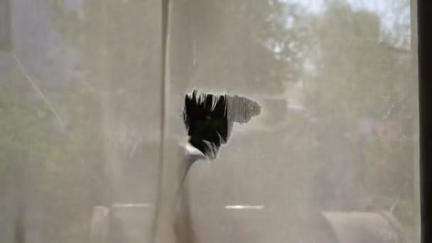 Ein Loch Transparenten Insektenschutzgewebe Wiegt Sich Wind — Stockvideo