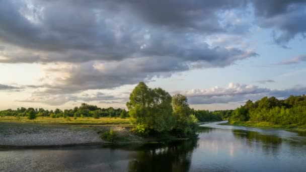 Wolken Drijven Avonds Rivier — Stockvideo