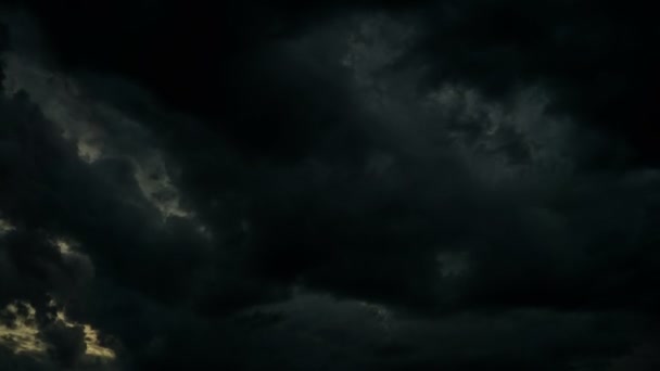 Nuvens Escuras Tempestade Saem Abrindo Espaço Para Luz Sol Está — Vídeo de Stock