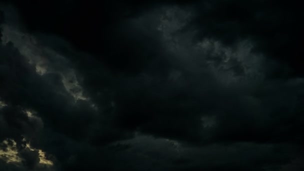 De sombres nuages d'orage partent, laissant place à la lumière du soleil. Il commence à faire jour.