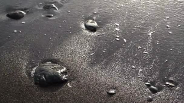 Ondas Mar Correm Contra Pedras Pretas Areia Escura — Vídeo de Stock