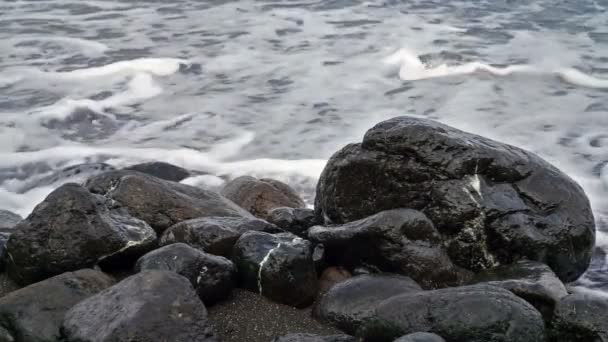 Ondas Mar Correm Contra Pedras Pretas Areia Escura — Vídeo de Stock