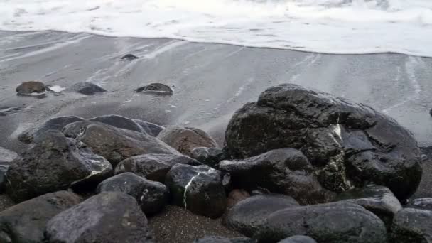 Ondas Mar Correm Contra Pedras Pretas Areia Escura — Vídeo de Stock