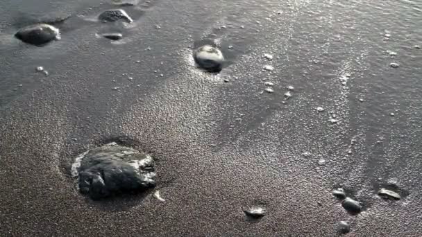 Mořské Vlny Narážejí Černé Kameny Tmavý Písek — Stock video