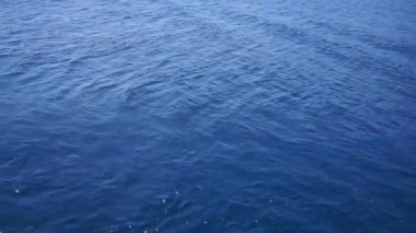 Su hareketi. Mavi su dalgaları yüzeyi, kopyalama alanı olan güzel bir arkaplan.
