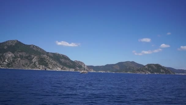 Barco Mástil Una Bahía Mar Con Una Costa Montañosa — Vídeos de Stock