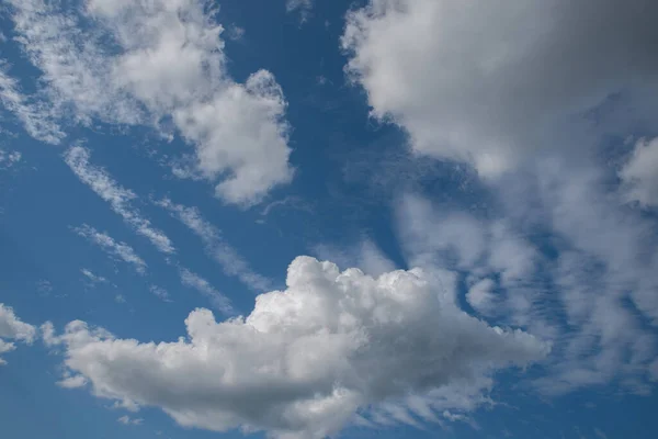 Blauer Himmel mit Wolken und Sonne. — Stockfoto