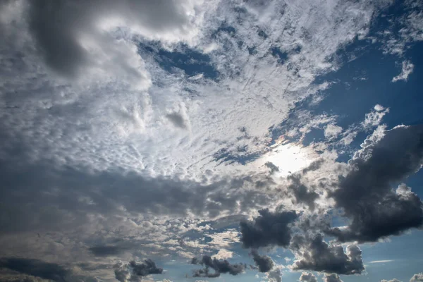 Kék ég felhőkkel és nappal. — Stock Fotó