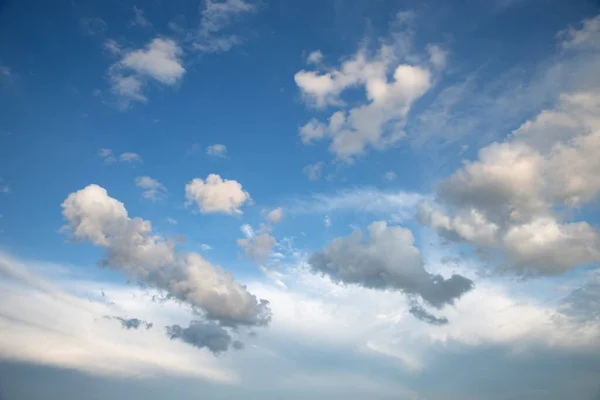 Kék ég felhőkkel és nappal. — Stock Fotó