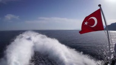 Türkiye bayrağı arka planda zevk teknesinin kıçında dalgalanıyor 