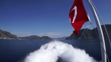 Türkiye bayrağı arka planda zevk teknesinin kıçında dalgalanıyor 