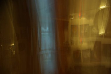 Soyut renkli çizgiler ve koyu arkaplanı olan açık renk desenli lekeler. Yavaş deklanşör hızı.