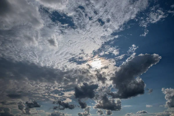 Kék Felhőkkel Nappal — Stock Fotó