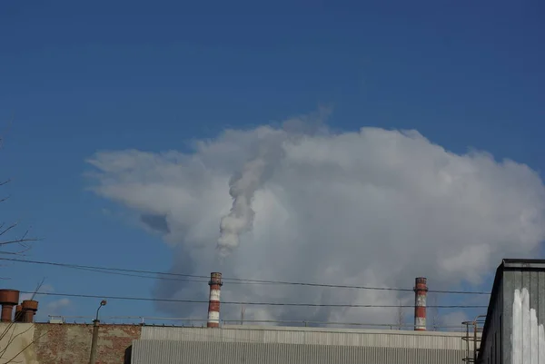 Kouřící Průmyslový Komín Proti Modrému Zamračenému Nebi — Stock fotografie