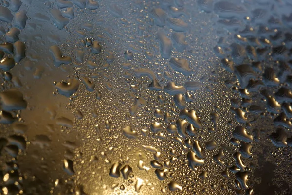城市照明湿窗玻璃上的水滴 — 图库照片