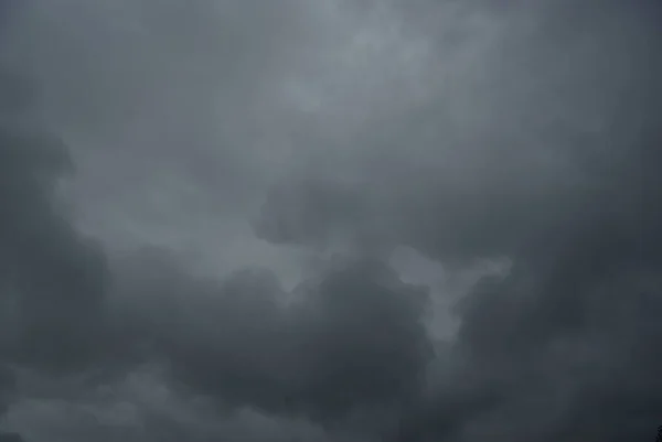 Korkutucu Bir Gökyüzünde Kara Bulutlar — Stok fotoğraf