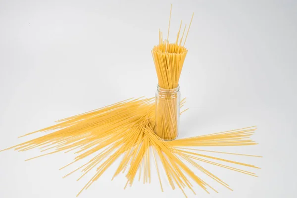 Rauwe Spaghetti Witte Achtergrond — Stockfoto