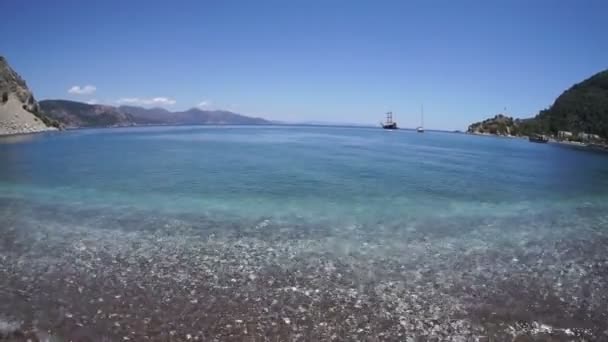 Onde Del Mare Limpido Riversano Sui Ciottoli Della Spiaggia Montagne — Video Stock